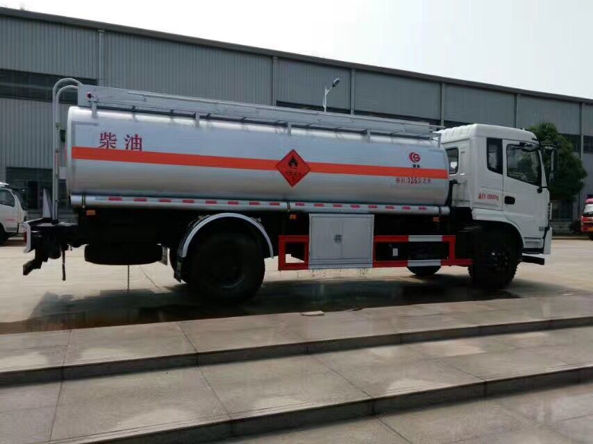  國(guó)五東風(fēng)專(zhuān)底運(yùn)油車(chē)