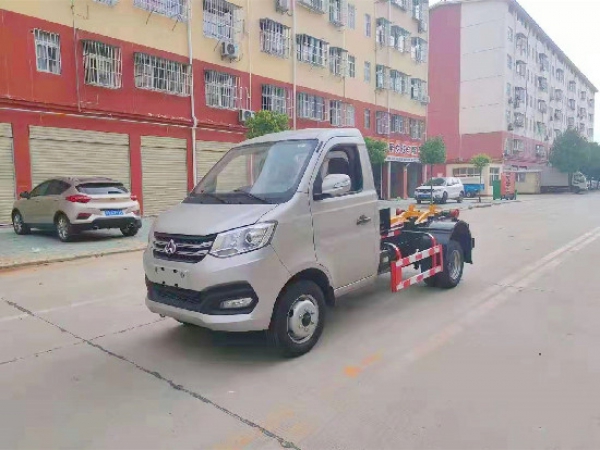 長(zhǎng)安國(guó)六汽油鉤臂（車(chē)廂可卸）式垃圾車(chē)（后雙輪）